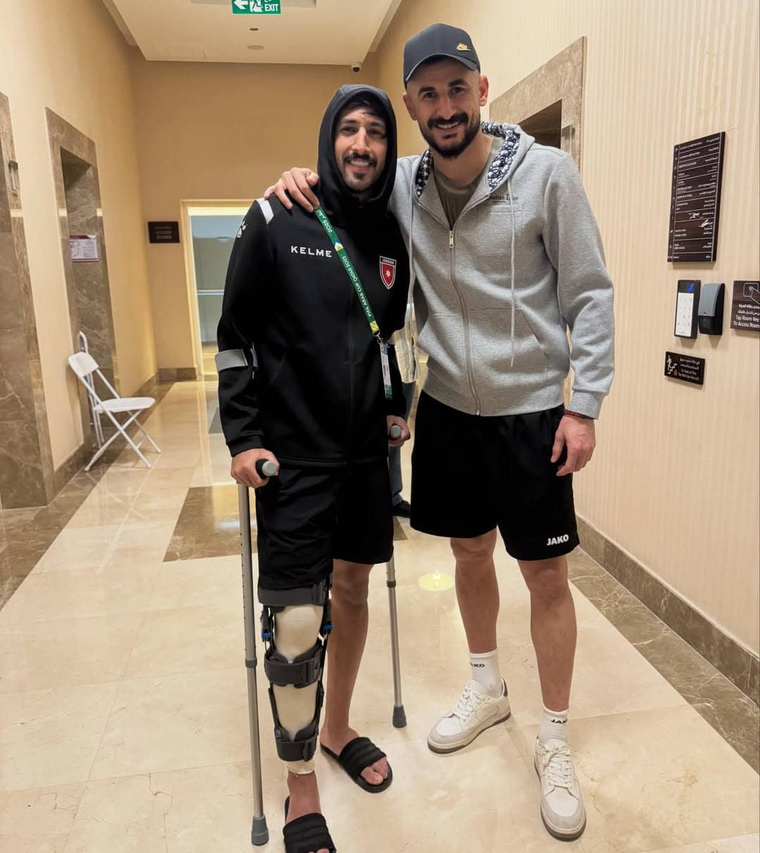 النجم العراقي أيمن حسين يهنئ يزن النعيمات بنجاح العملية الجراحية