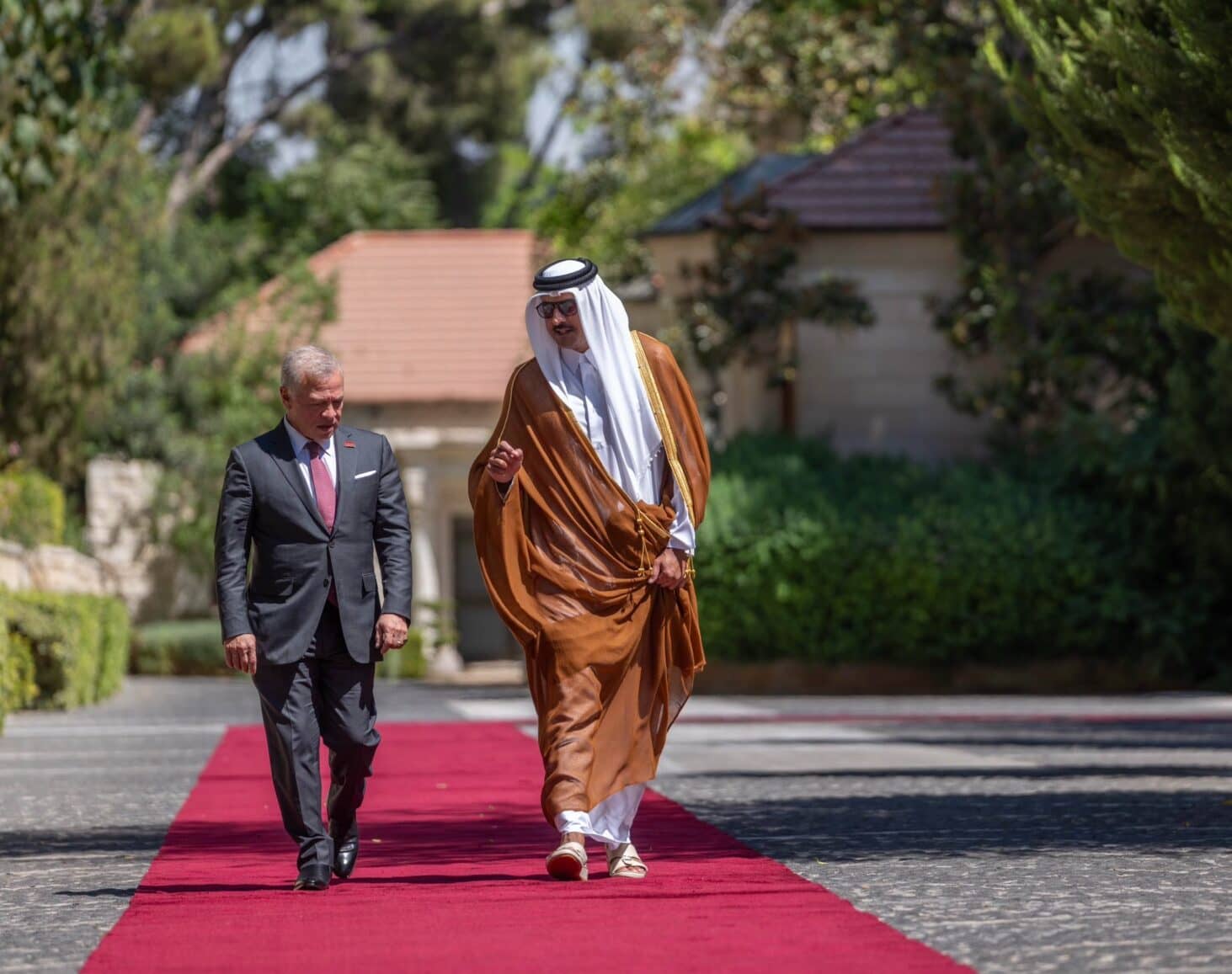 الملك يعزي أمير دولة قطر باستشهاد عسكريين أثناء أداء الواجب