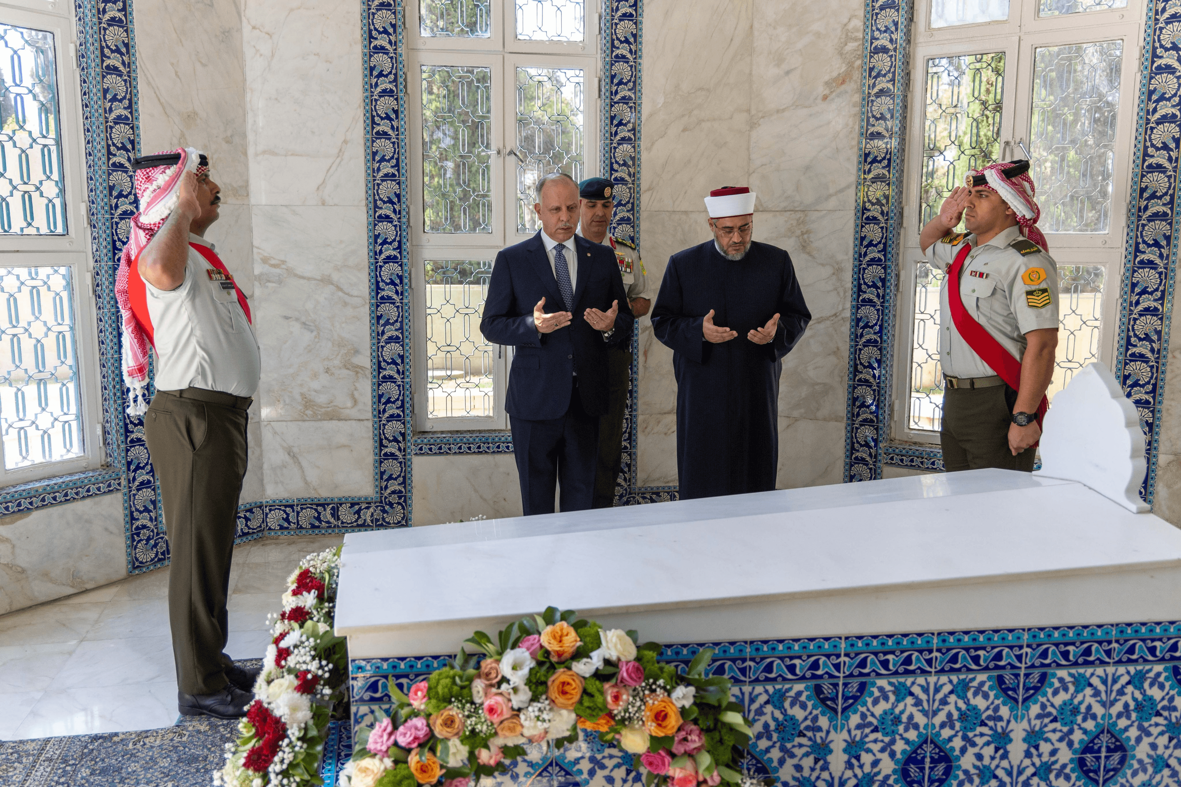 نائب الملك يزور ضريح الملك طلال بن عبدالله