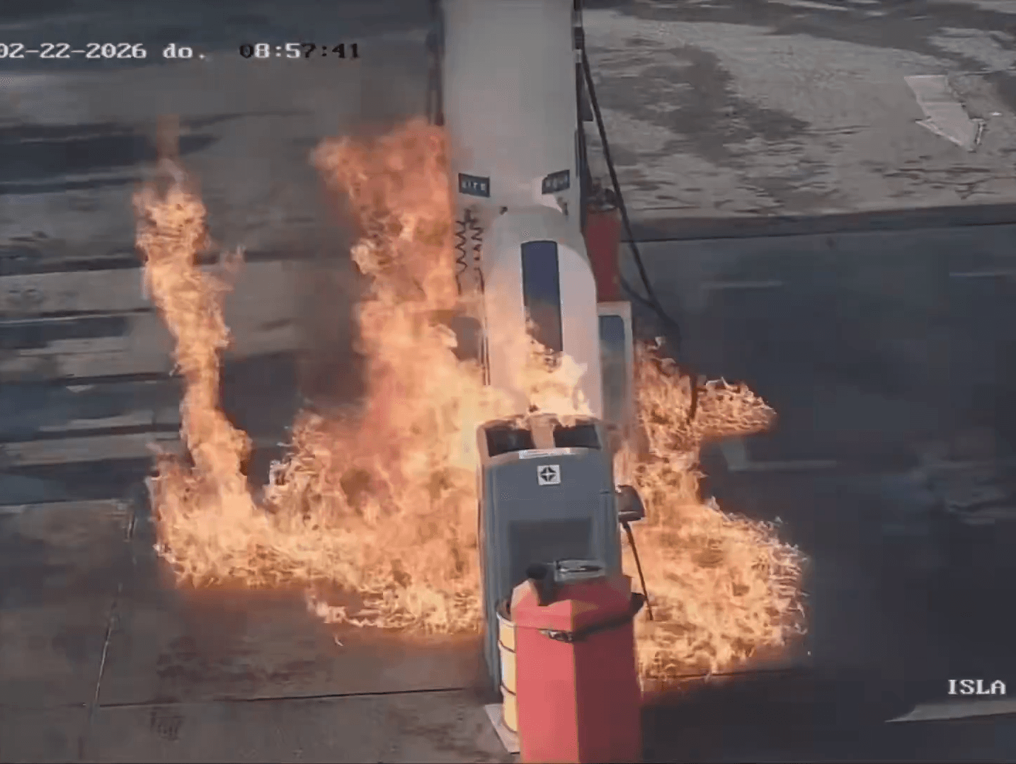 عصابة مسلحة تقتحم محطة وقود وتضرم فيها النيران بعد السطو عليها في المكسيك