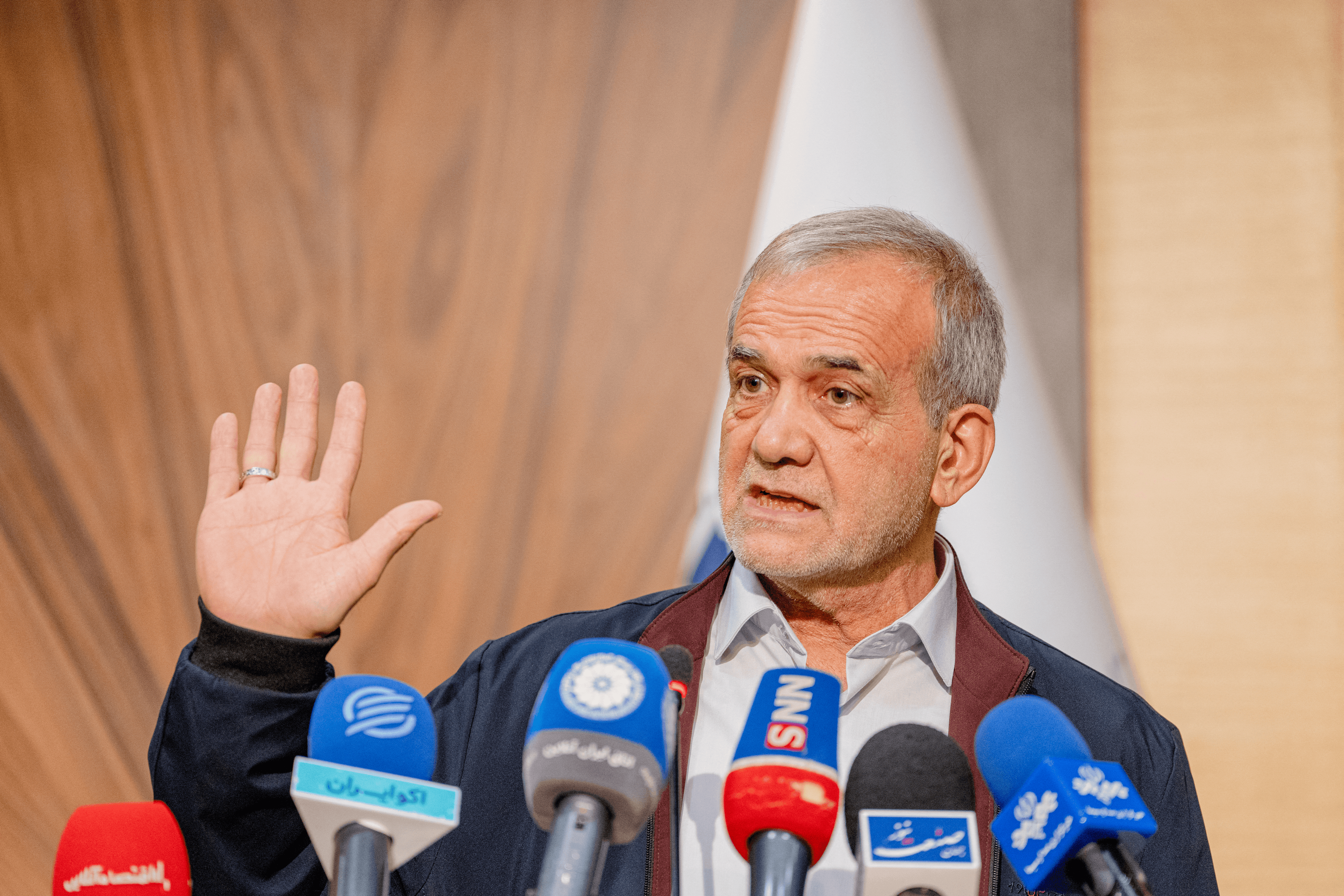 الرئيس الإيراني يعلن تفاصيل لقائه بالمرشد الأعلى