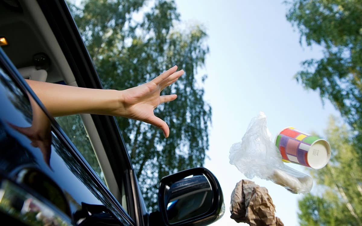 شاهد.. أمانة عمان ترصد رمي نفايات من نوافذ السيارات