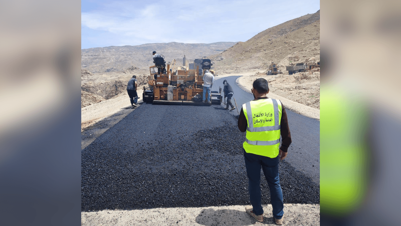 إنجاز أعمال الخلطات الإسفلتية في الجزء الثاني من مشروع طريق كثربا - الأغوار
