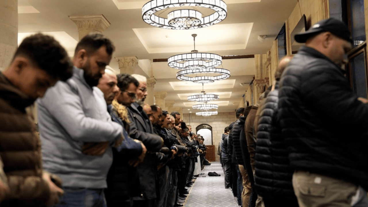 الأردنيون يؤدون صلاة عيد الفطر في جميع المحافظات