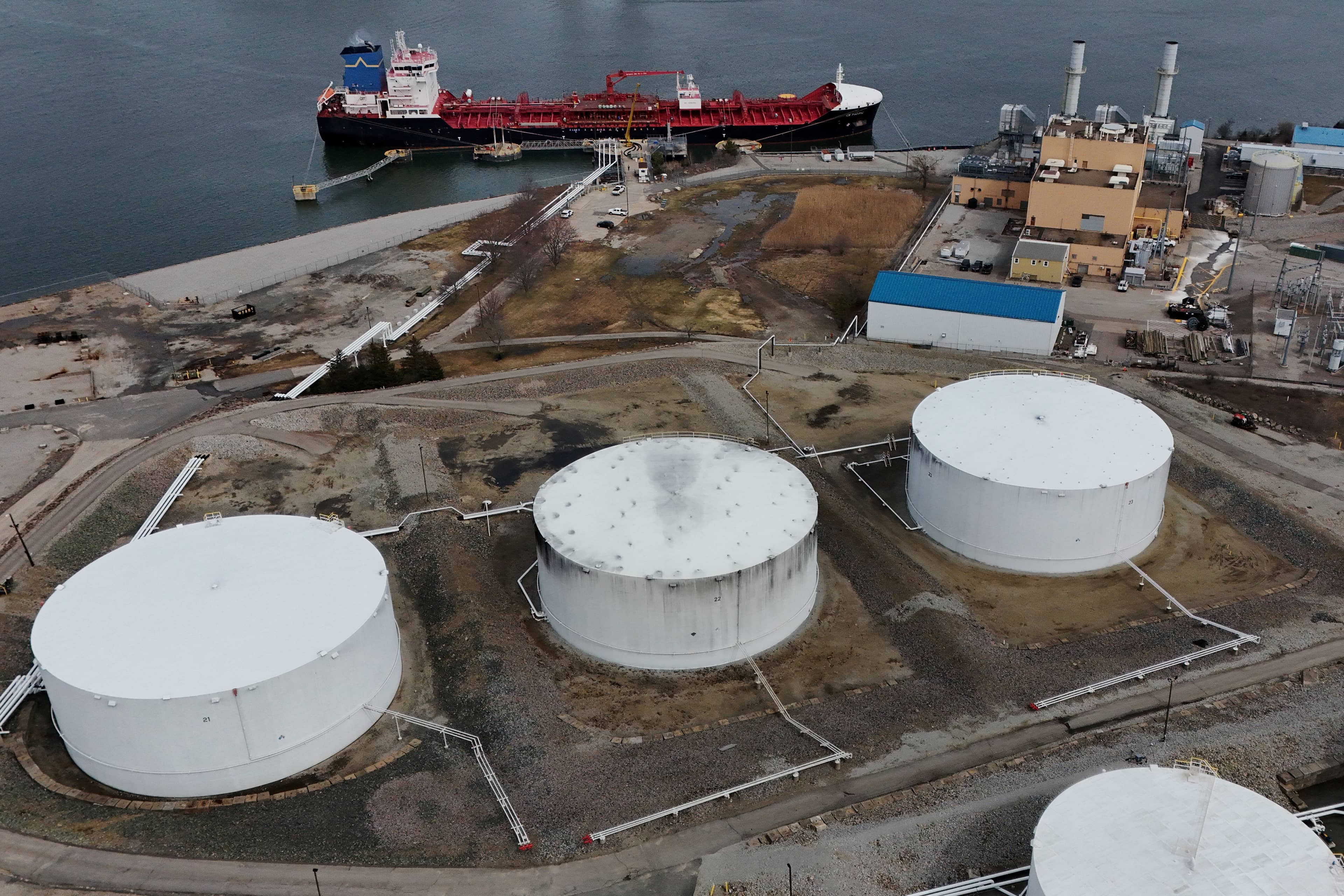 بيانات ملاحية تكشف مغادرة ناقلة باكستانية محملة بنفط خام إماراتي عبر هرمز