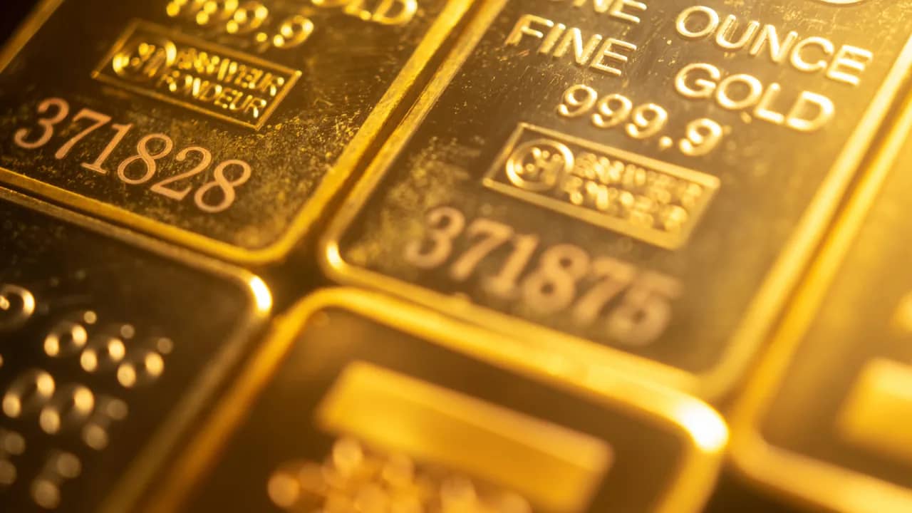 الذهب يرتفع مع تراجع الدولار ويتجه لخسارة أسبوعية رغم المكاسب