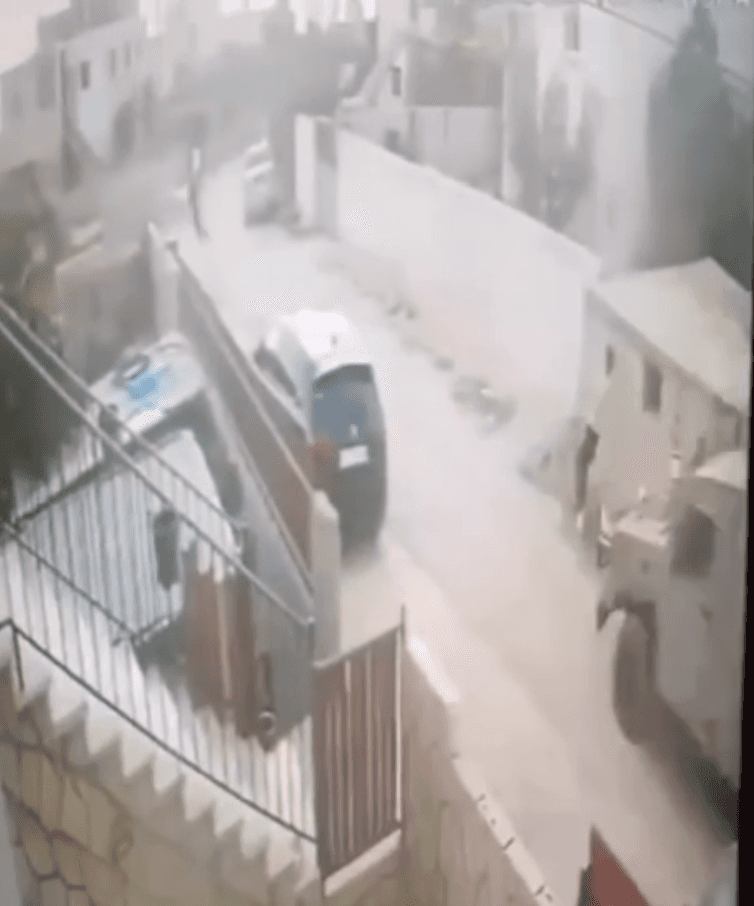 نجاة شاب فلسطيني بأعجوبة من محاولة دهس بآلية الاحتلال