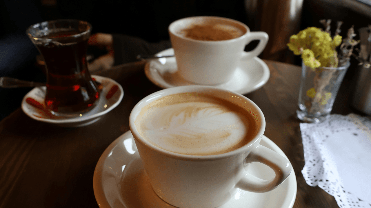 دراسة تربط بين القهوة والشاي وانخفاض خطر الخرف