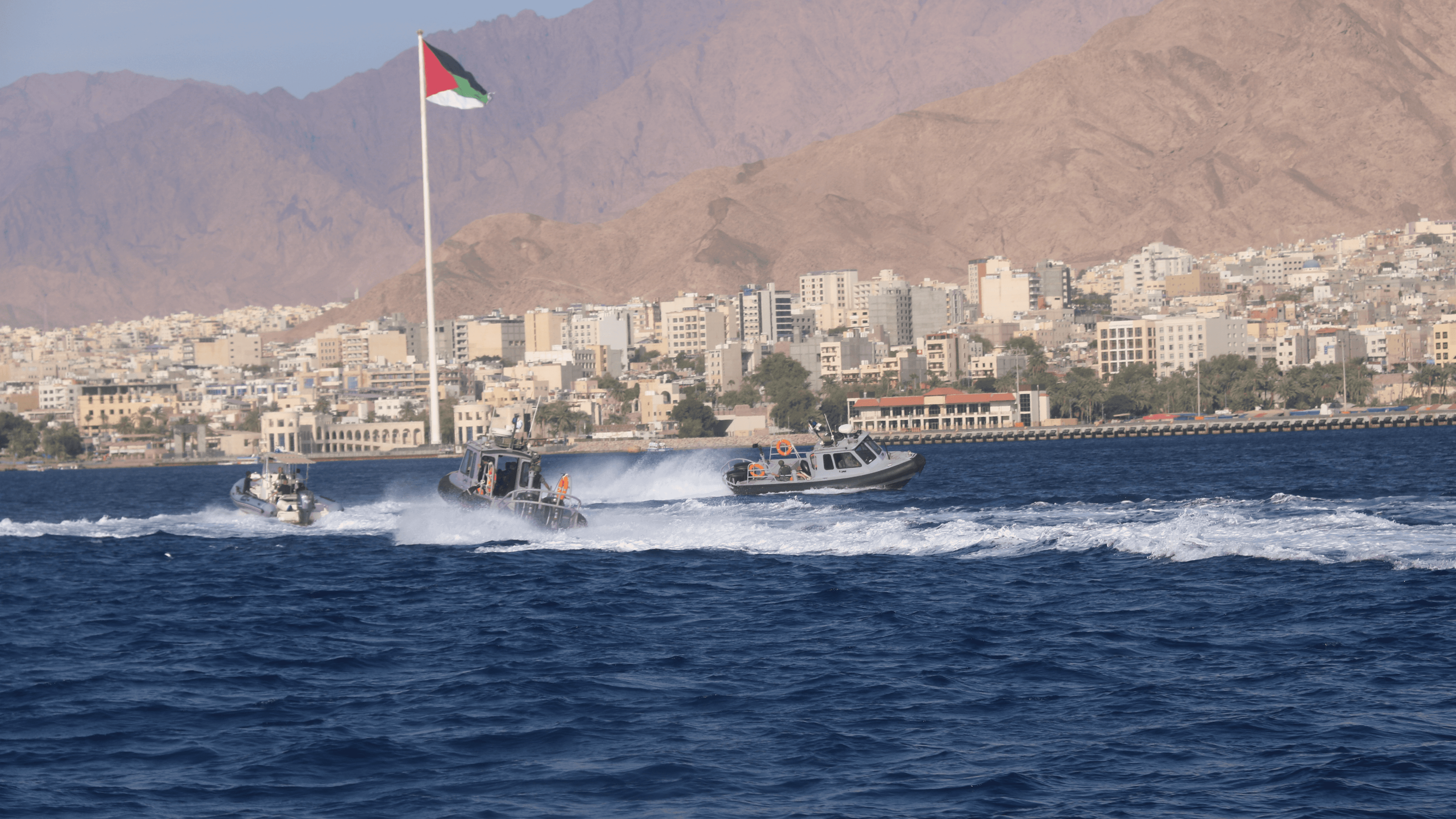 خفر السواحل ينقذ مواطناً تعرض للغرق في العقبة