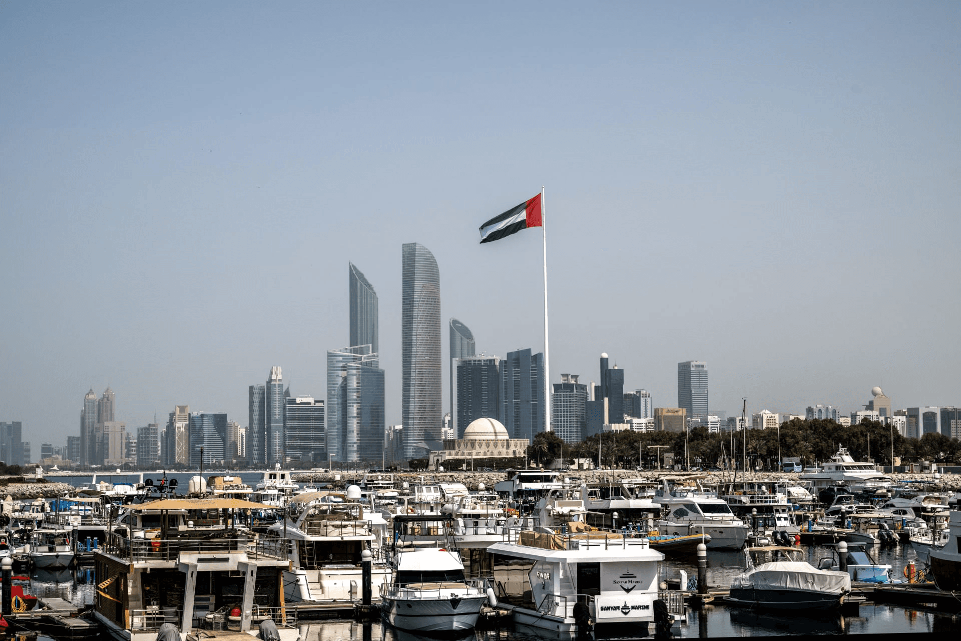الإمارات تؤكد تمسكها بحماية بنيتها التحتية