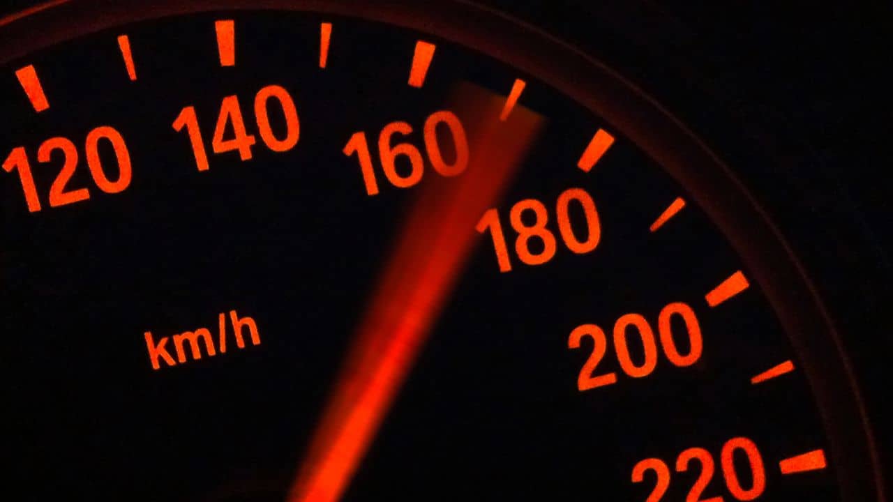الدوريات الخارجية تضبط مركبتين تجاوزت سرعتهما 200 كم/ساعة