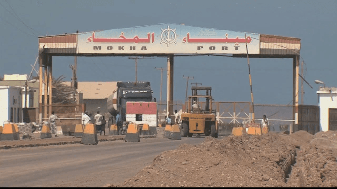 الحكومة اليمنية تدين الهجوم الحوثي على ميناء المخا