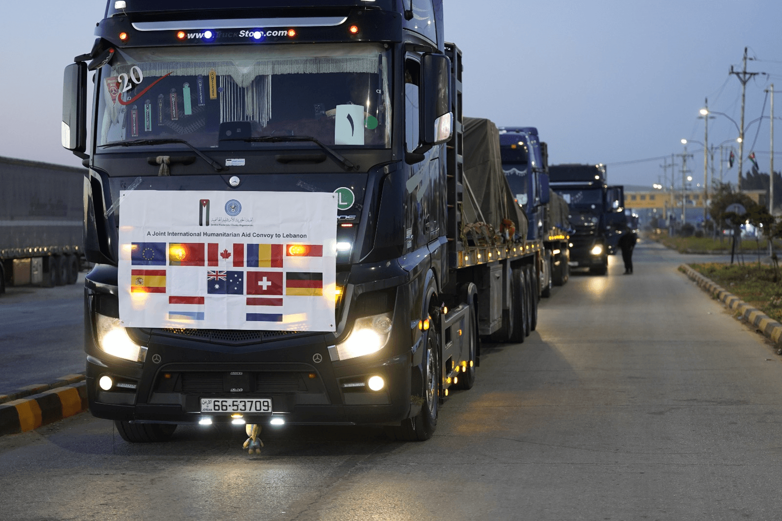الأردن يقود قافلة مساعدات دولية إلى لبنان تضم 19 شاحنة بمشاركة 10 دول