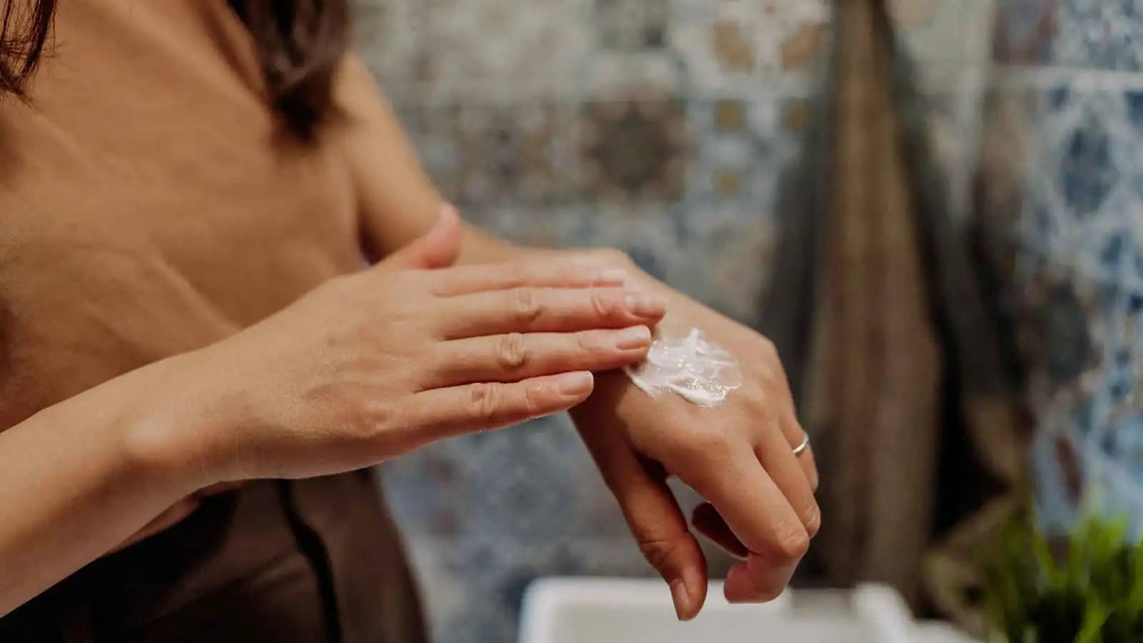 "يدا أوزيمبيك".. ظاهرة تجميلية تثير الجدل والخبراء يحسمون