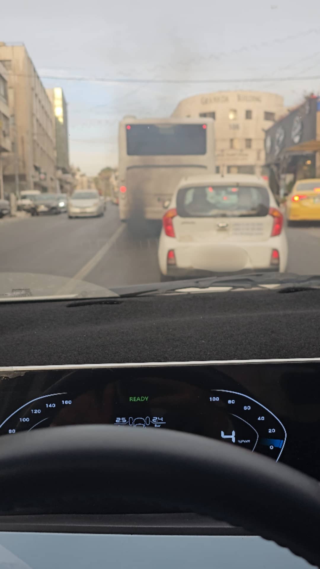 "خنق الشارع".. حافلة نقل عام تلوث الشارع بالدخان الأسود في عمان