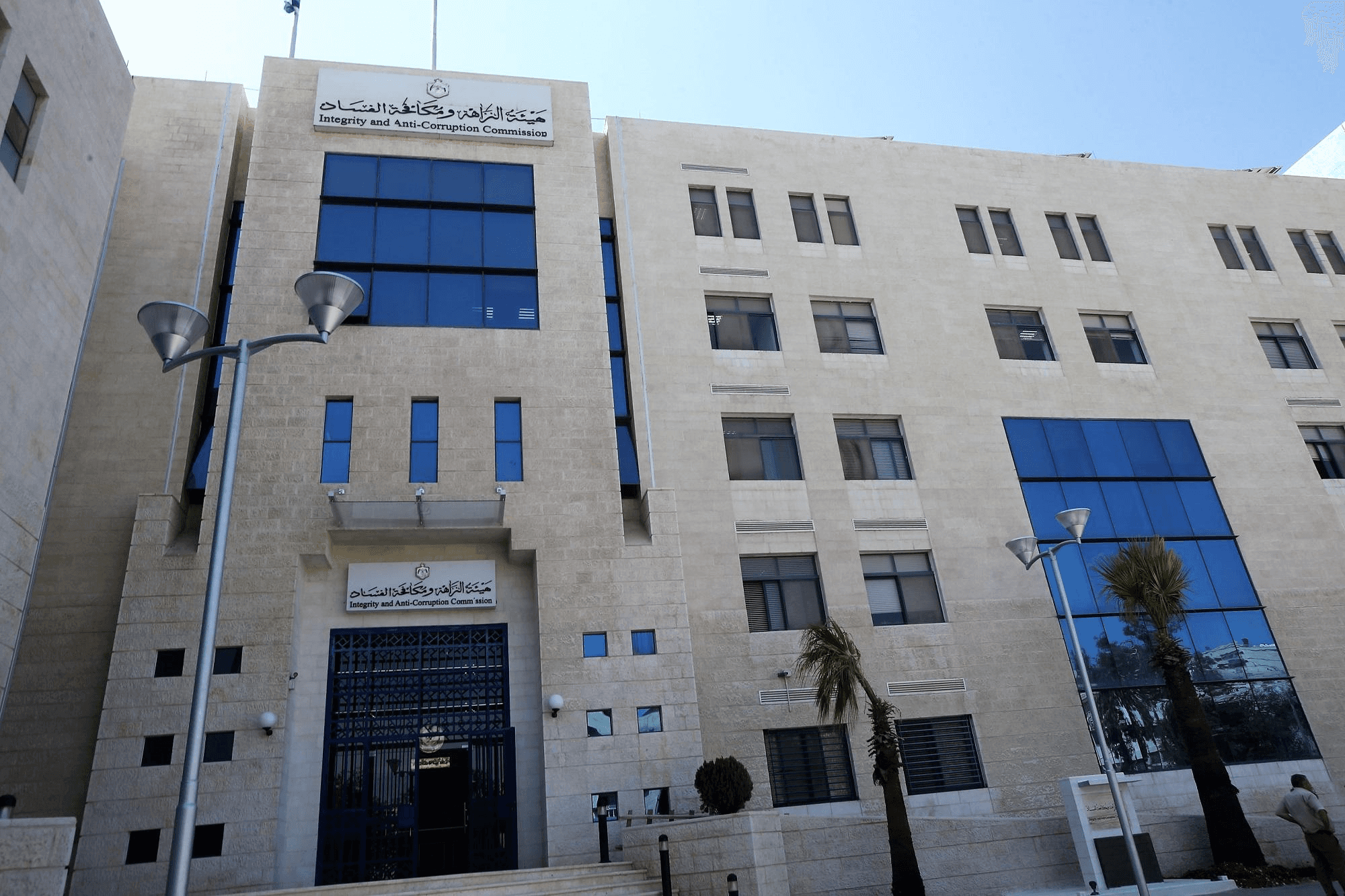 طلبوا 40 ألف دينار مقابل رخصة "كافيه".. توقيف مدير في أمانة عمان وشركائه 15 يوماً في "ماركا"