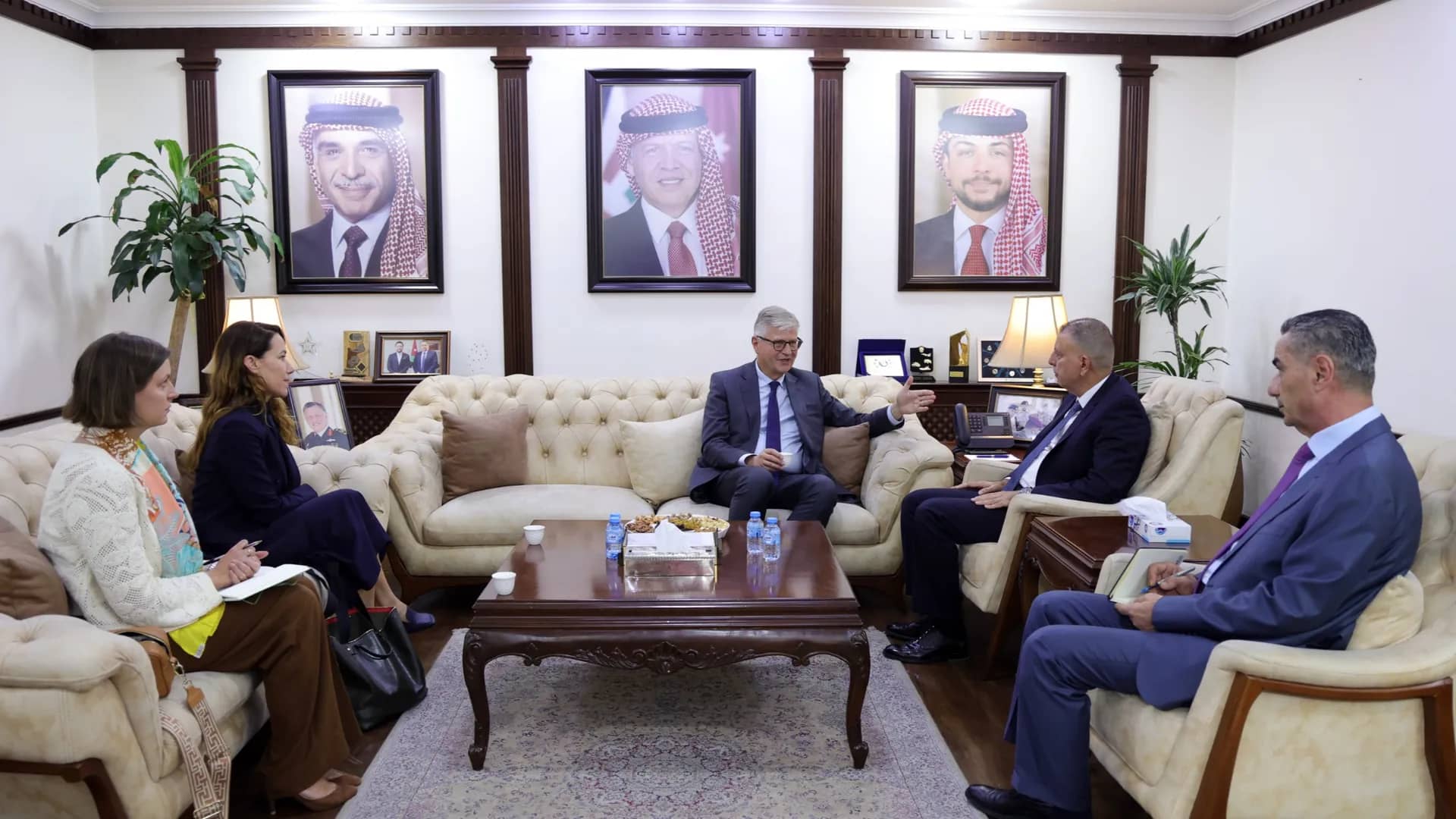 وزير الداخلية يبحث مع مسؤول أممي تعزيز التعاون في حفظ السلام ومكافحة الجريمة