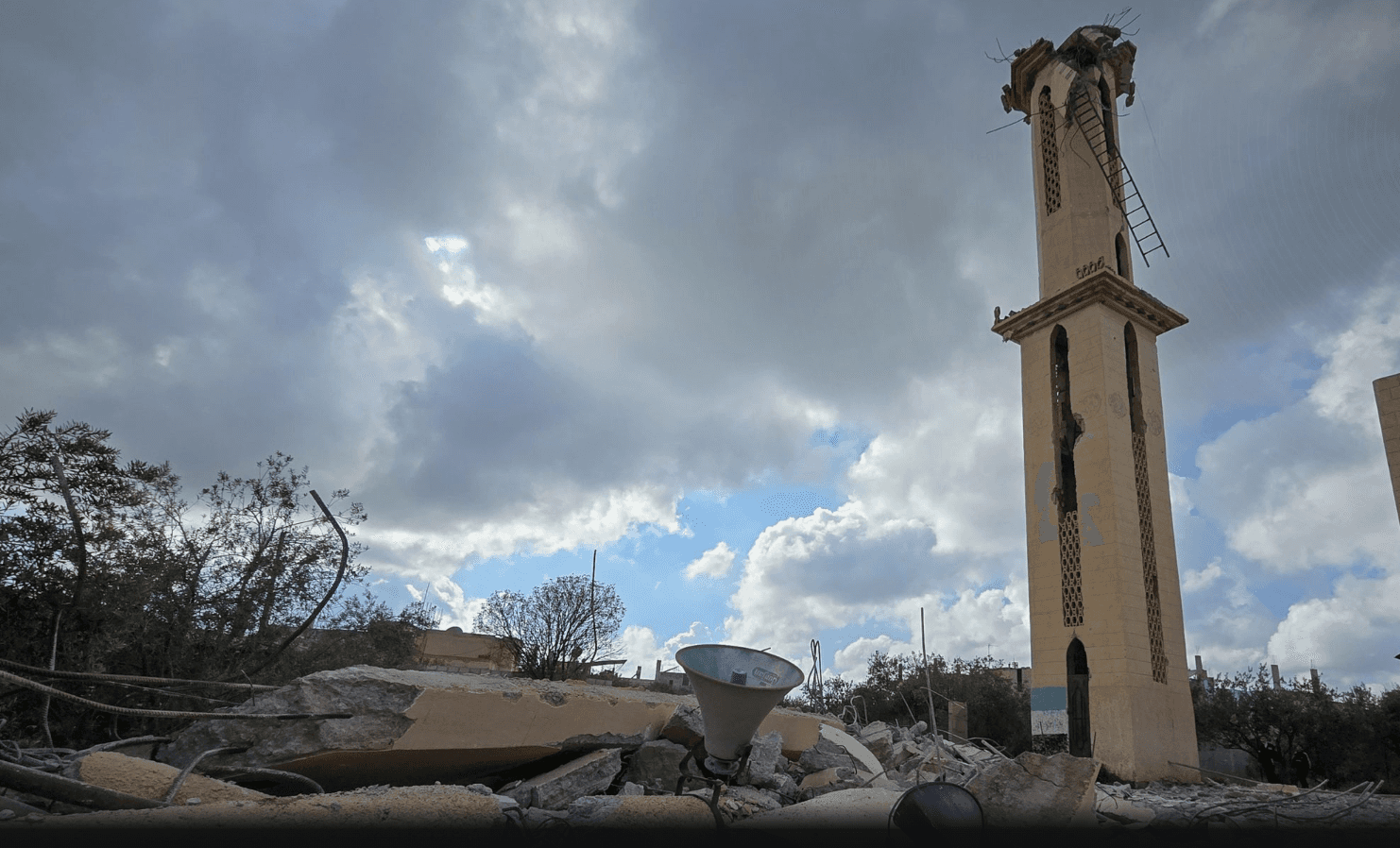 درعا: سقوط مئذنة مسجد في بلدة معربة نتيجة أضرار إنشائية سابقة.. ولا إصابات