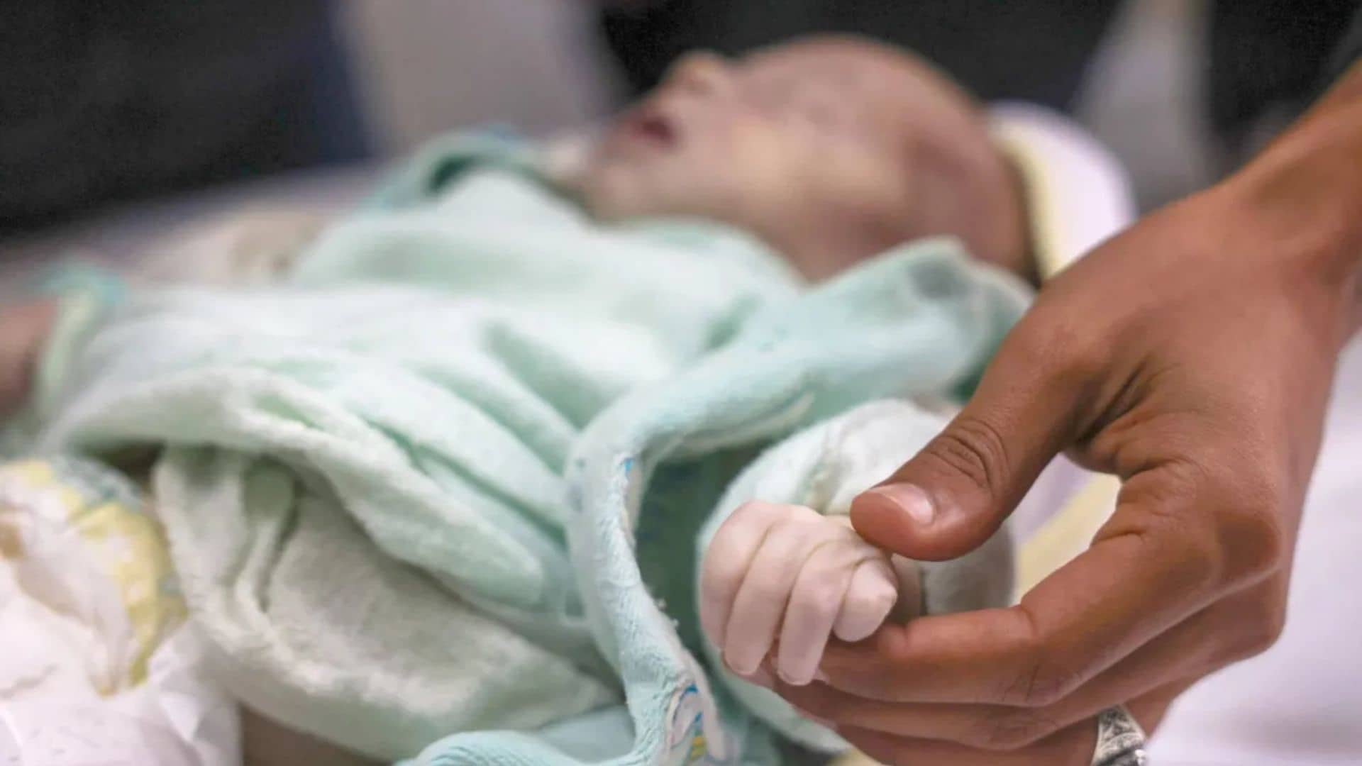 وفاة طفل رضيع نتيجة انخفاض درجات الحرارة جنوب غزة