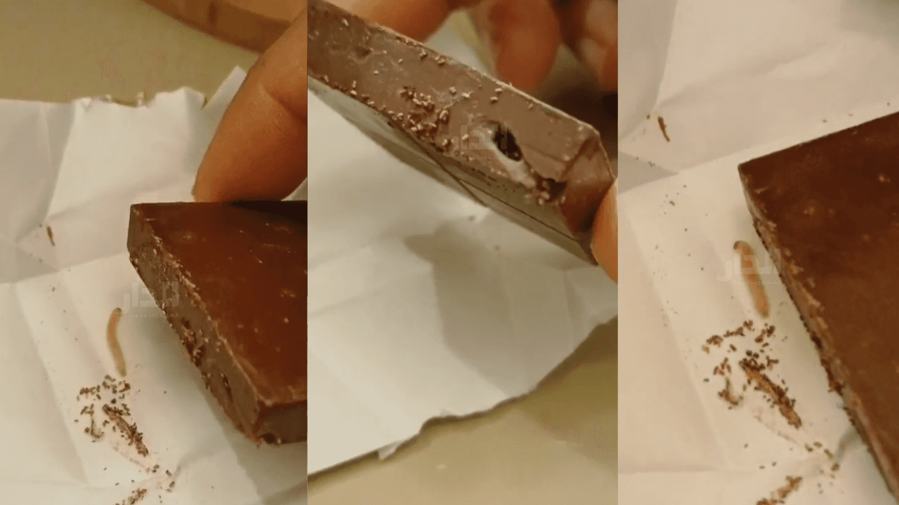 بالفيديو - "تحلية" مريرة.. فتاة تتفاجأ بوجود "ديدان" داخل حبة شوكولاتة