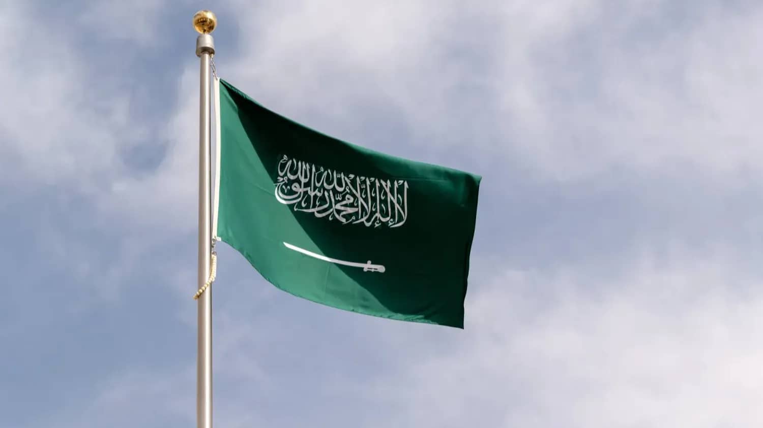 الدفاع المدني السعودي: إصابتان بشظايا صاروخين أطلقهما الحوثيين
