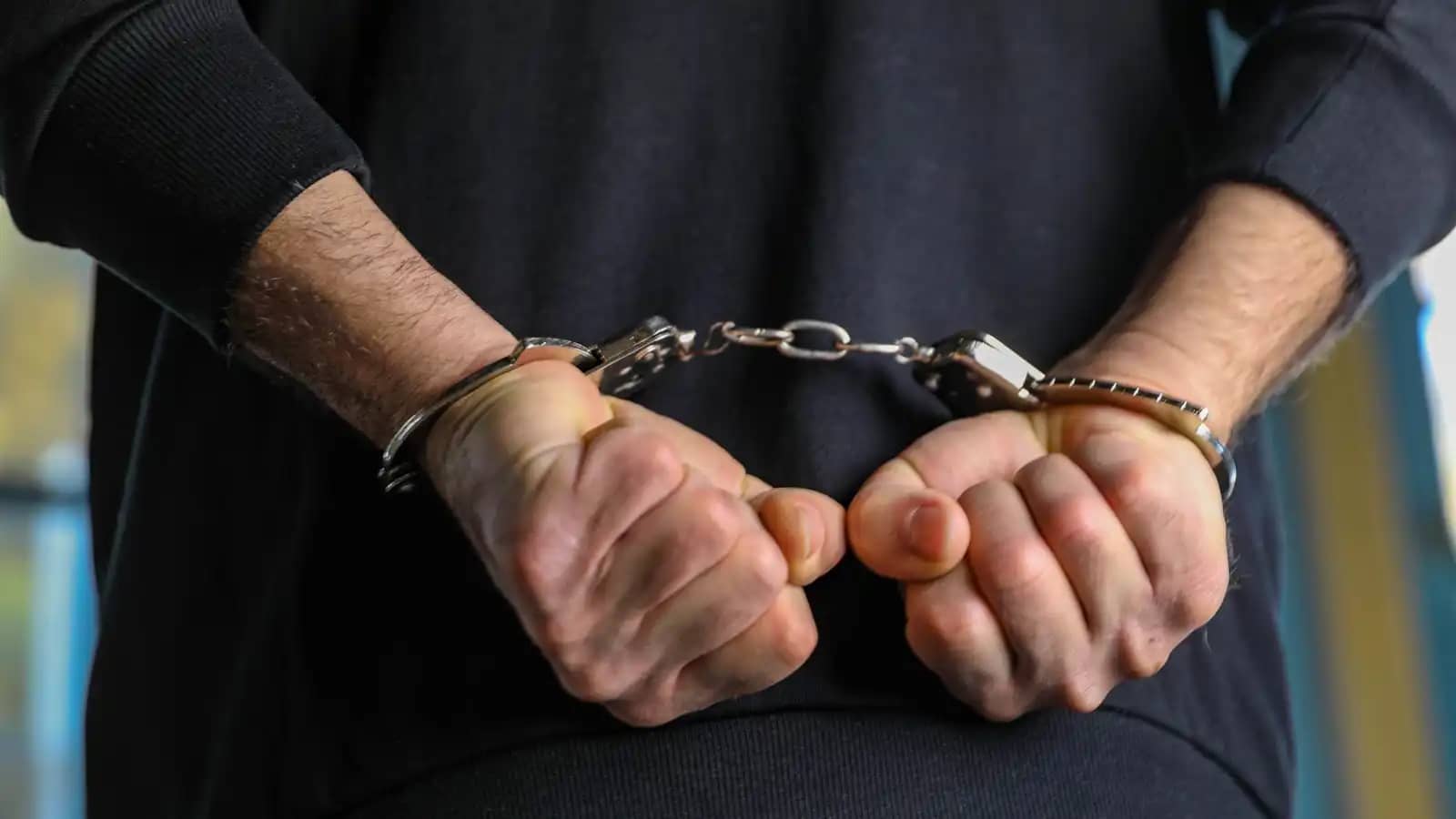 السجن لشاب أمريكي بعد إجباره صقراً على شرب الكحول