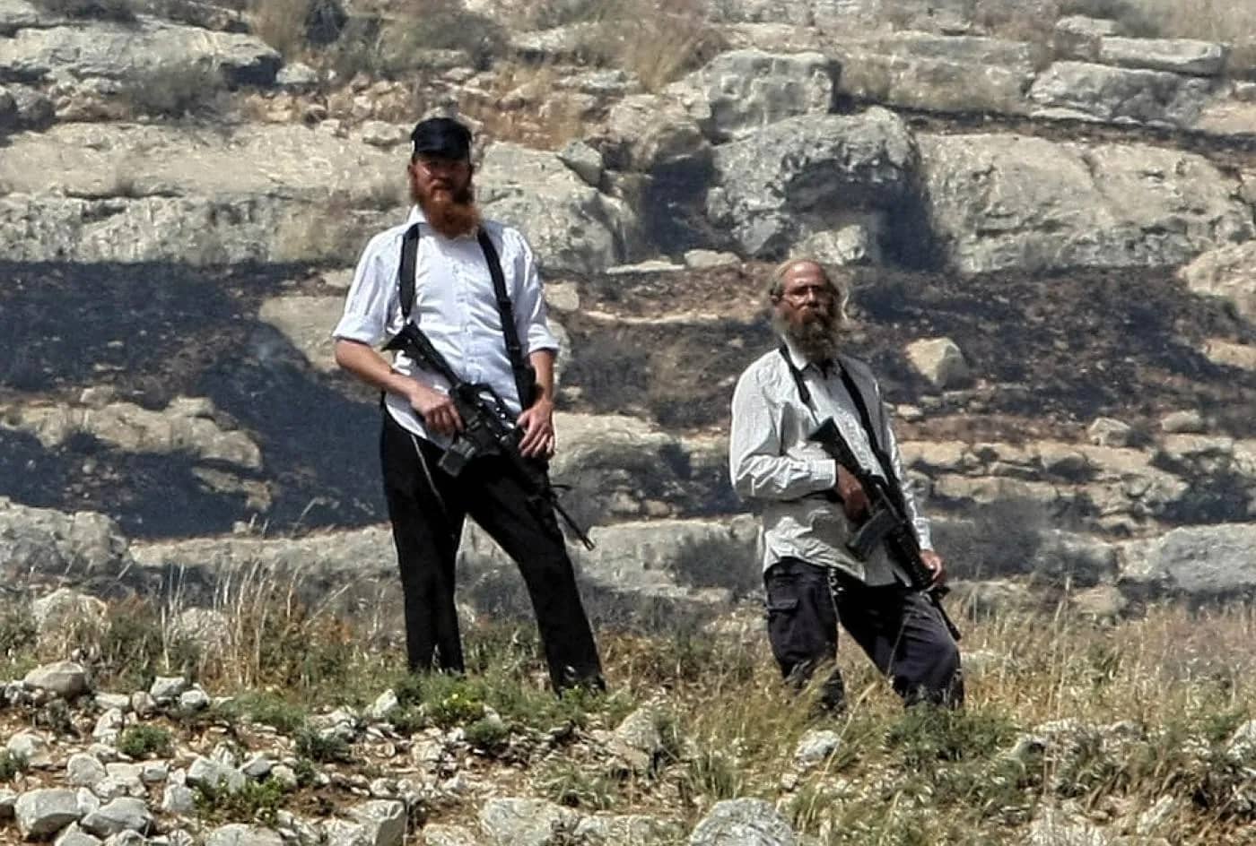 مستوطنون يعتدون على فلسطيني ويهاجمون منازل عائلات في نابلس
