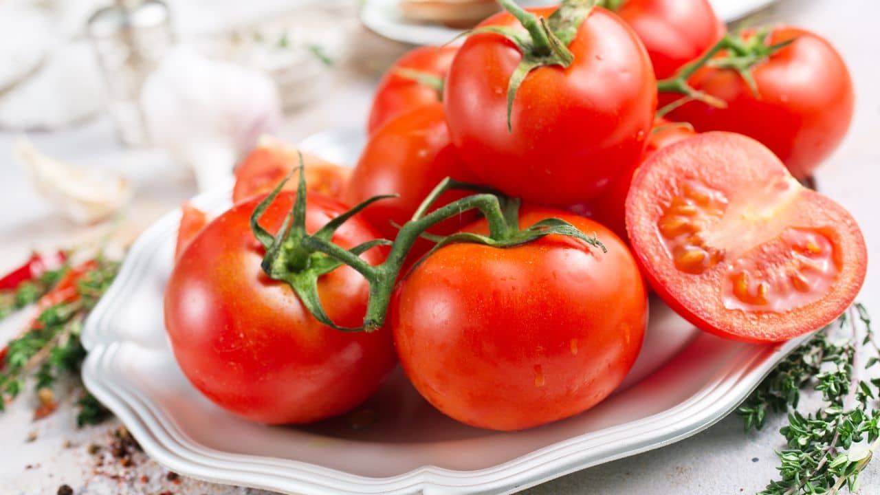 وزير الزراعة يبشر بانخفاض أسعار البندورة السبت.. ويكشف سبب ارتفاع اللحوم