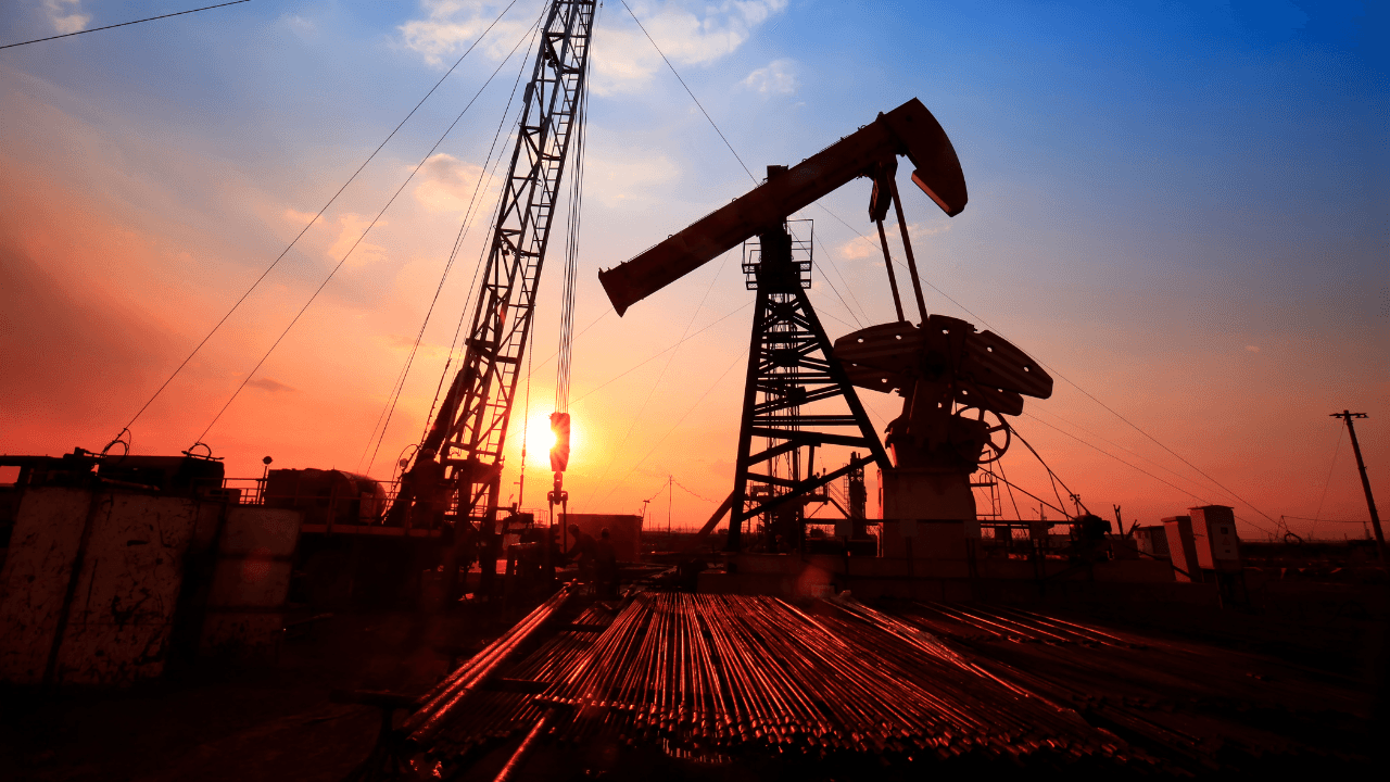 أسعار النفط العالمية في مواجهة تقلبات الإنتاج الأمريكي والتوترات الجيوسياسية