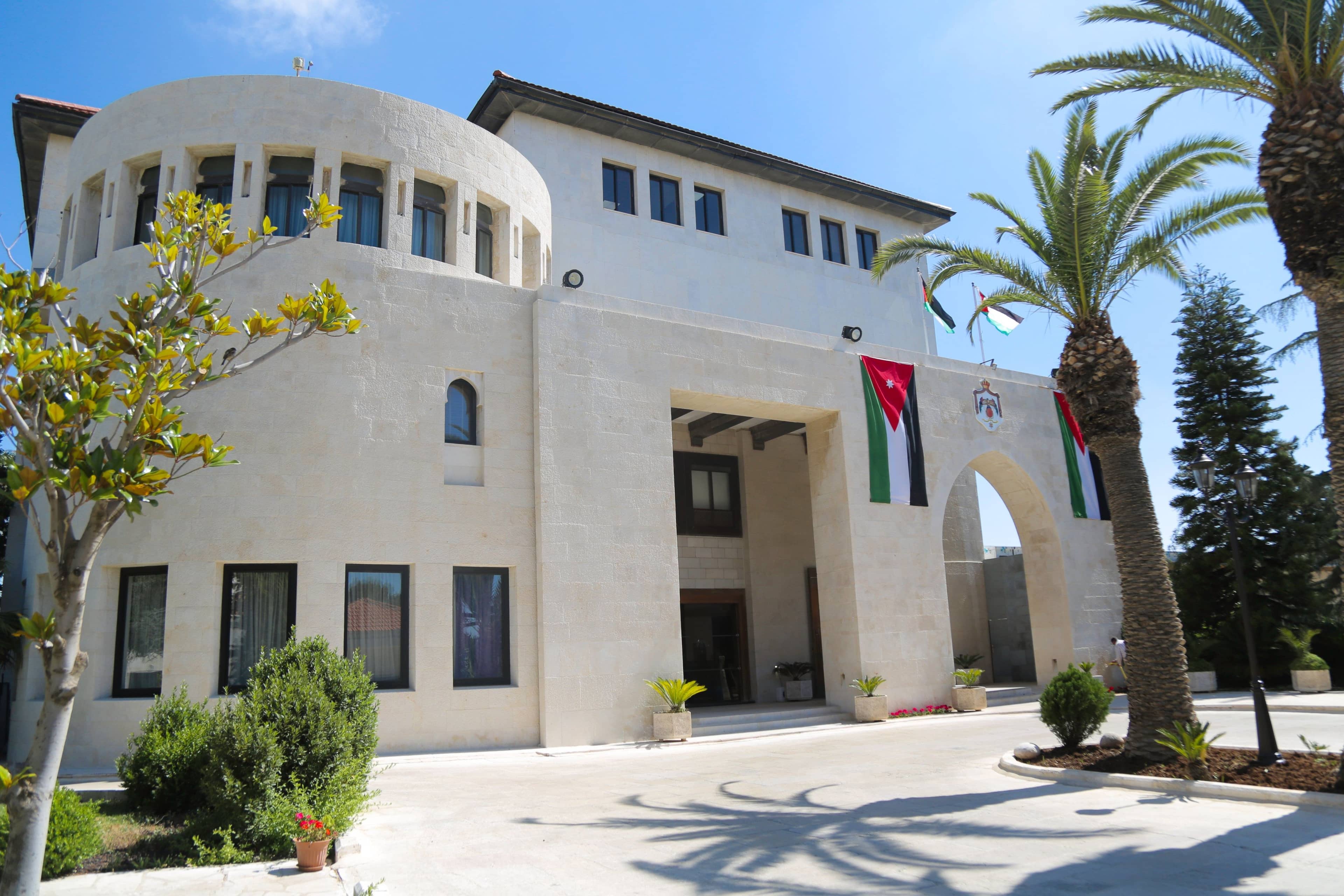 ما مدى دستورية تعيينات الأكاديمية الأردنية للإدارة الحكومية؟ قانوني يوضح