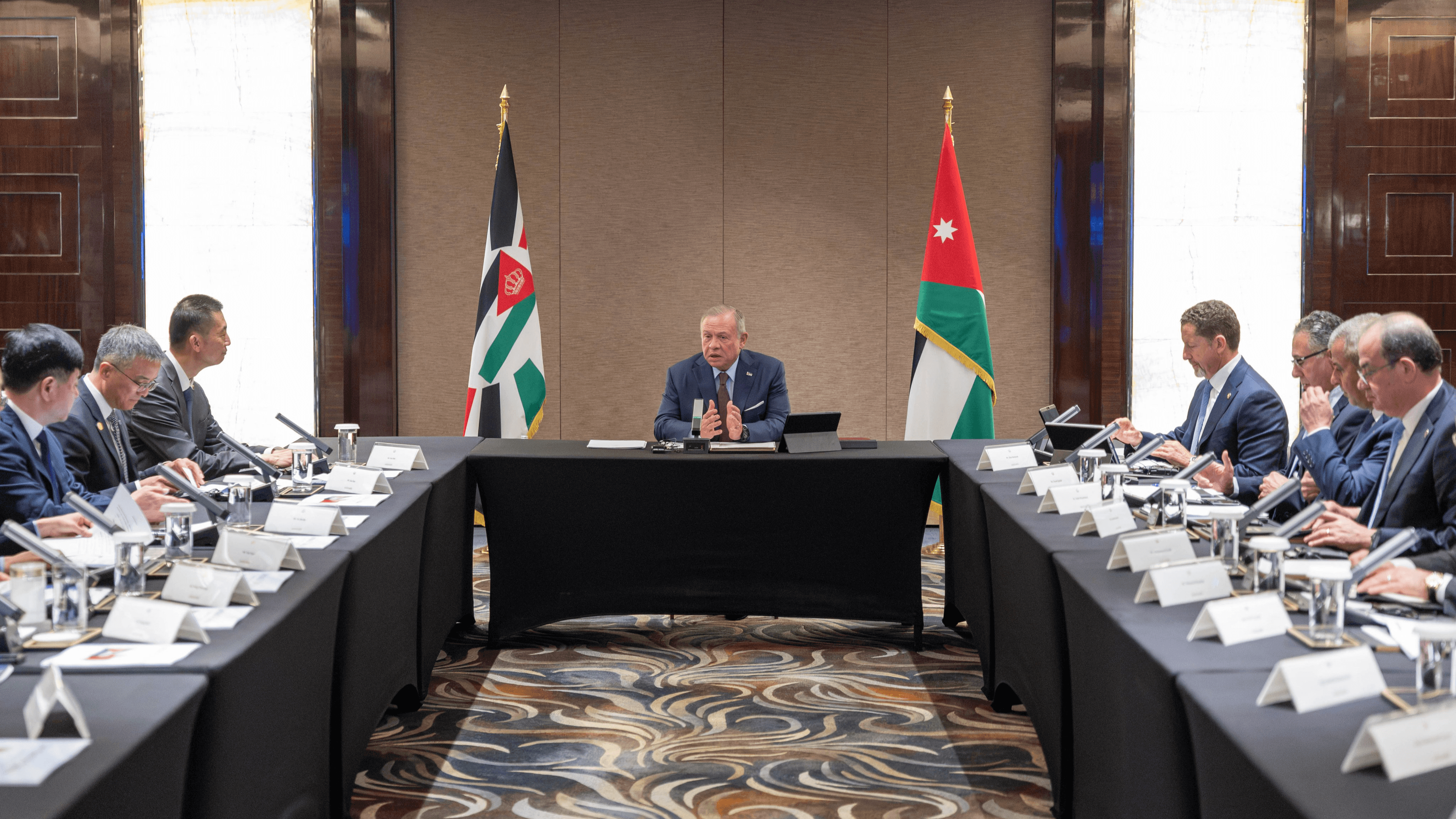 الملك يعقد لقاء في بكين مع ممثلي شركات صينية رائدة