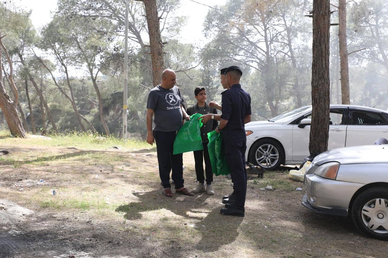 توزيع أكياس نفايات وإرشادات ميدانية.. الأمن العام يواصل حملاته البيئية في مختلف المحافظات