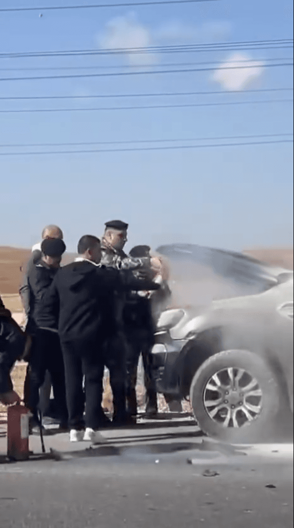الدوريات الخارجية تخمد حريقًا في مركبة على طريق الممر التنموي باتجاه عمّان