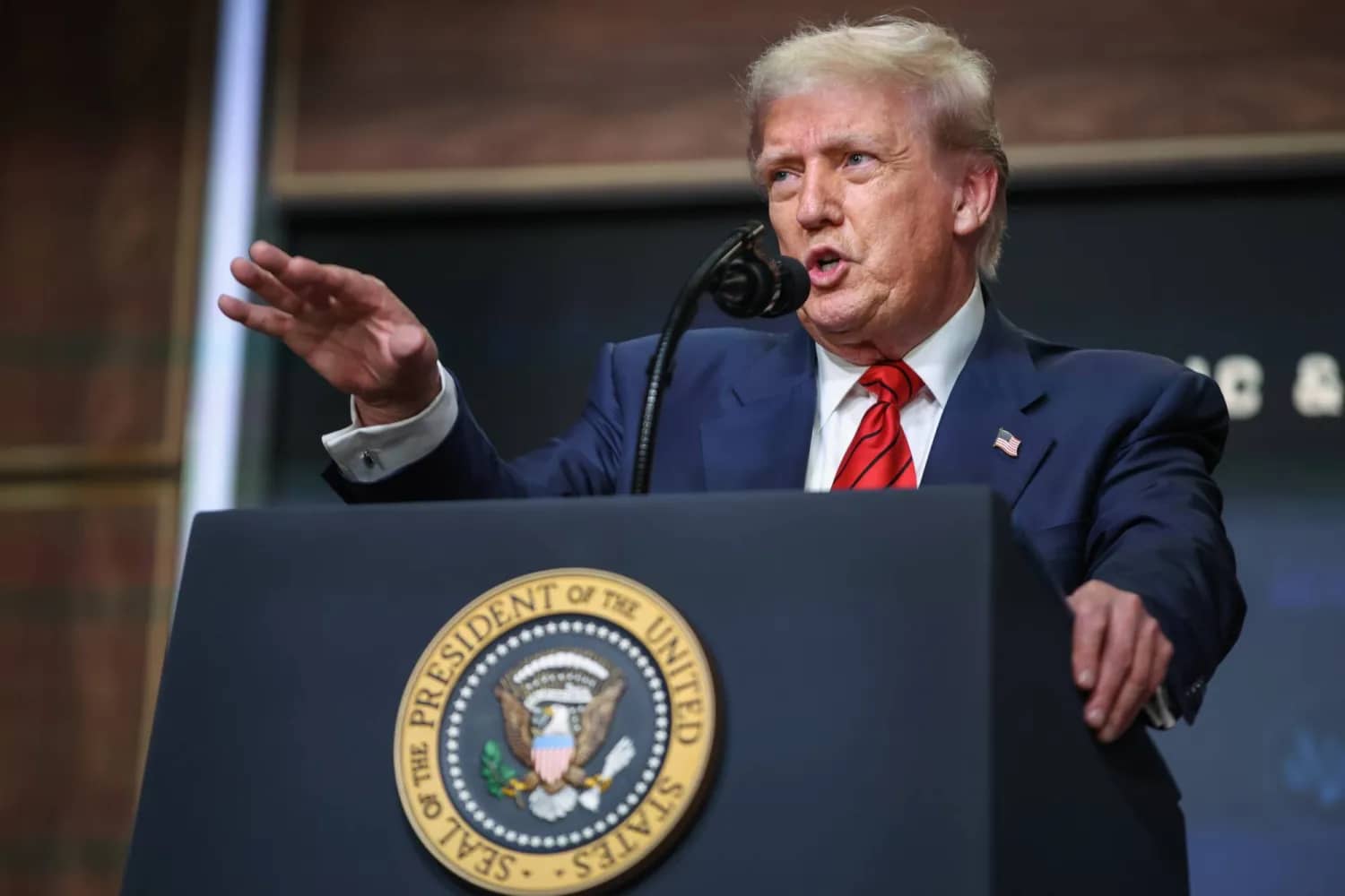 ترمب: احتجاز سفينة إيرانية حاولت اختراق الحصار من قبل مشاة البحرية الأمريكية