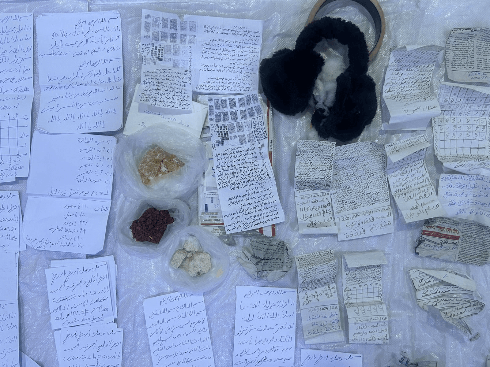 الجمارك تضبط أعمال شعوذة مخبأة داخل ملابس وألعاب أطفال.. صور