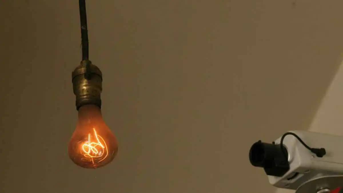 أصبح وجهة سياحية.. مصباح كهربائي يضيء بلا انقطاع منذ أكثر من 120 عامًا