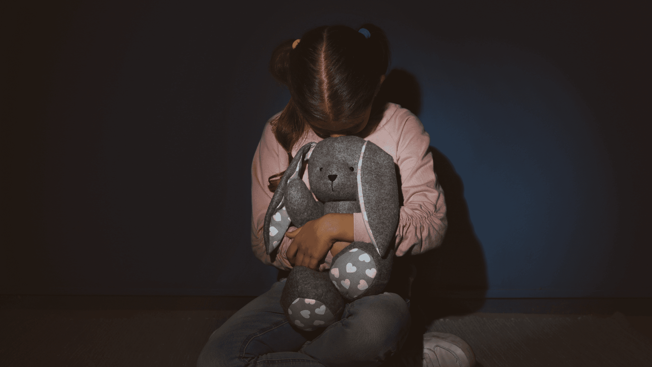 حقوقية: جرائم العنف ضد الأطفال لا تبدأ بالقتل مباشرة بل تسبقها مراحل متعددة