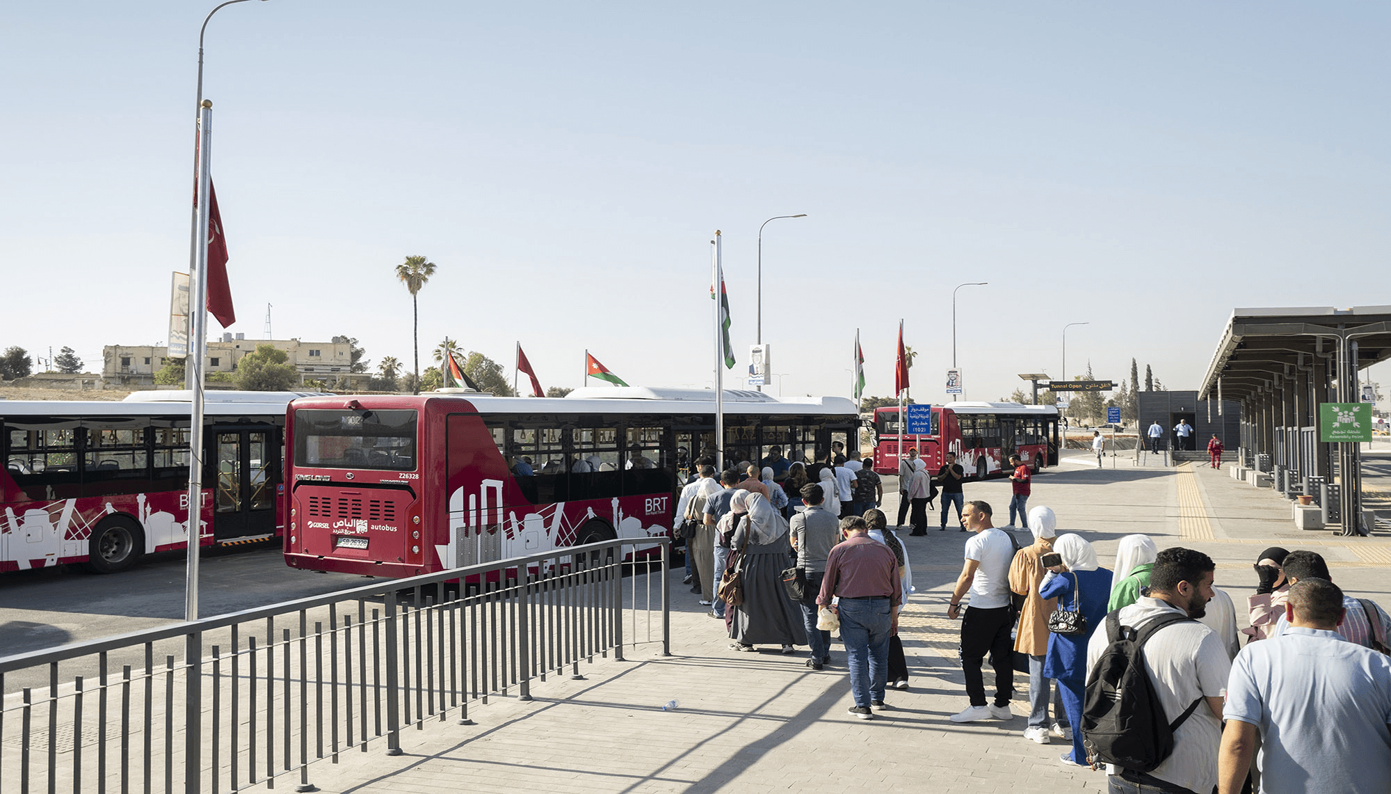 غياب مواقف المركبات يحرم آلاف الموظفين والطلاب من خدمات الباص سريع التردد
