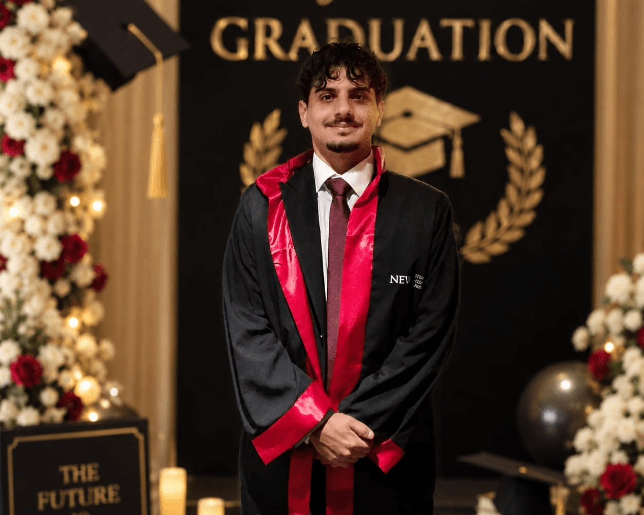 الرائد أشرف القريوتي يهنئ أخيه أحمد بمناسبة تخرج نجله نادر