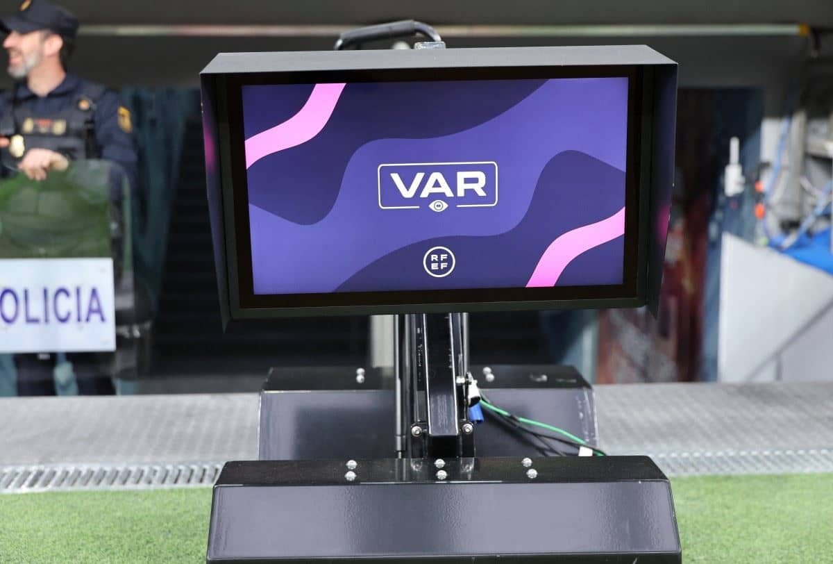 اتحاد كرة القدم يقر تطبيق تقنية الـ(VAR) في الملاعب الموسم المقبل
