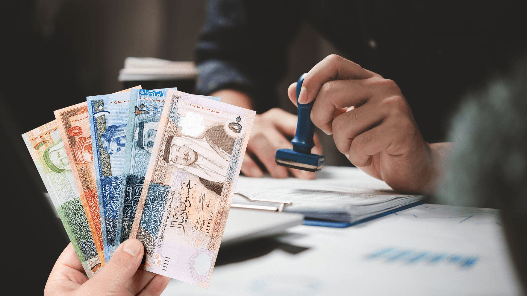 خبير قانوني يكشف مخاطر الكفالة ويحذر من سماسرة القروض
