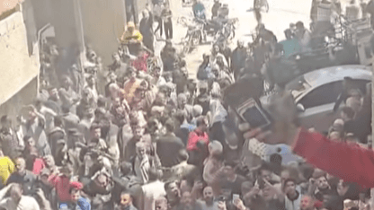 سوريون يحتفلون بالقبض على أمجد يوسف من أمام حفرة التضامن