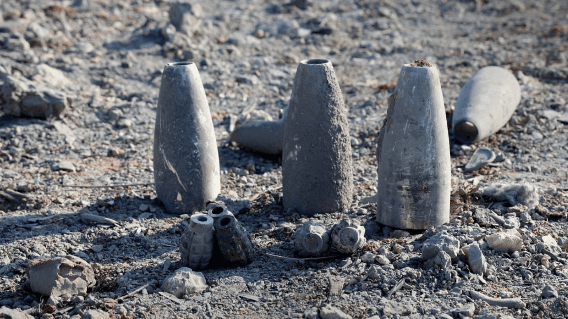 سانا: مصرع 5 عمال وإصابة 9 آخرين بانفجار في بلدة كفر تخاريم بريف إدلب