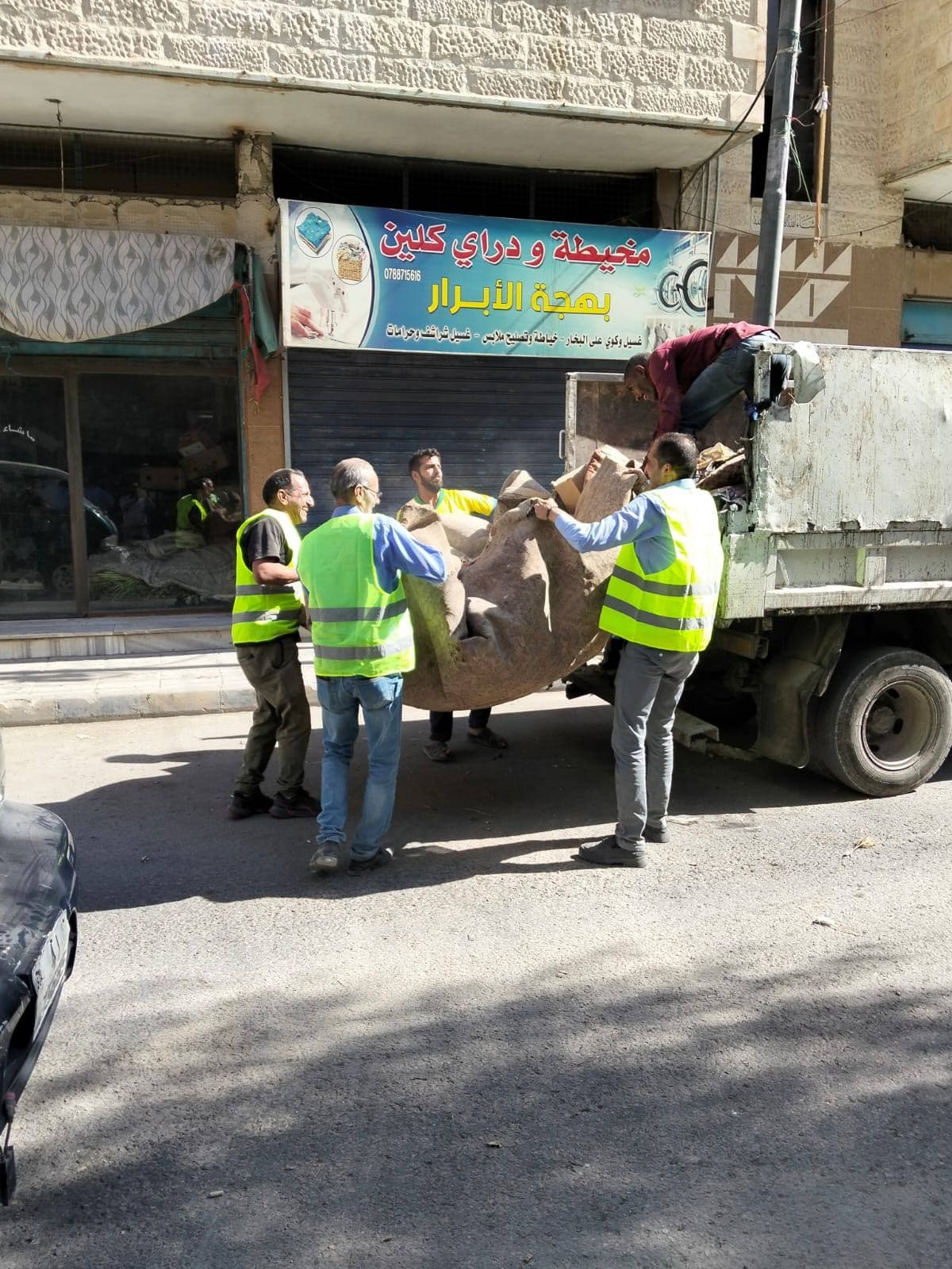 بمشاركة الموظفين.. حملة نظافة شاملة تطلقها بلدية الزرقاء