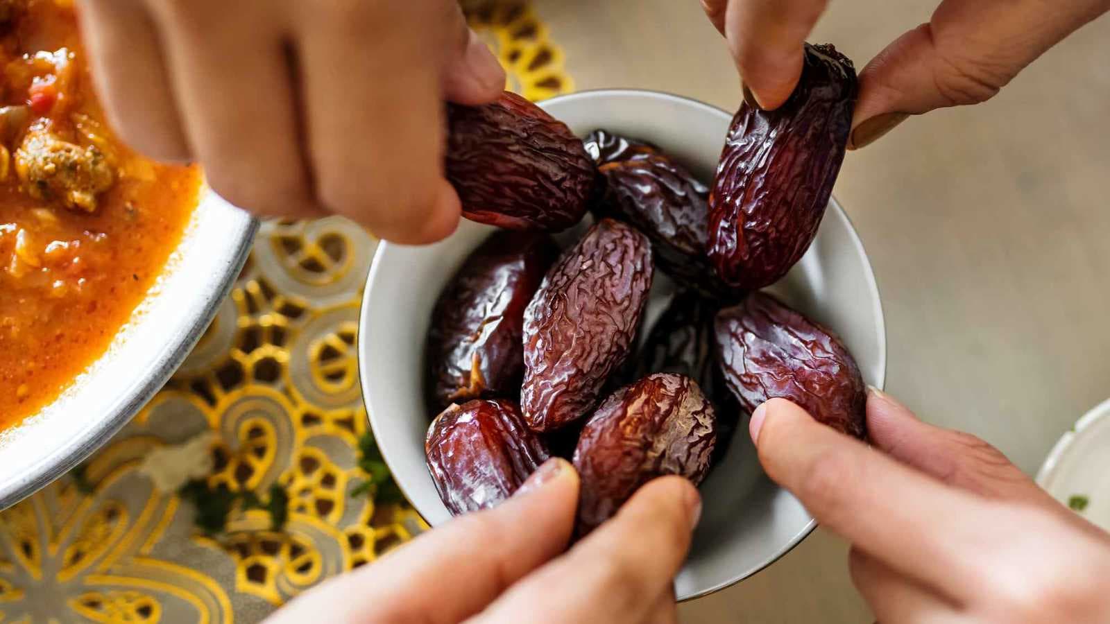 "فوائد مذهلة".. لماذا يجب أن تبدأ يومك بتمرتين؟