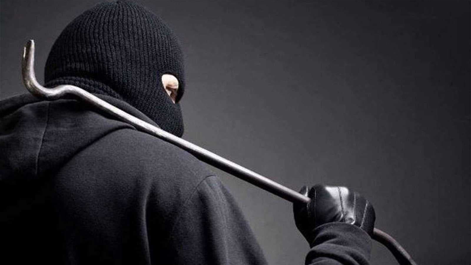 لم يحرك ساكنًا.. سرقة مغنٍّ أمام زوجته وزبائن المطعم