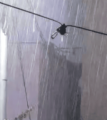 هطول غزير للأمطار المصحوبة بالبرد والبرق والرعد في عدة مناطق بالأردن