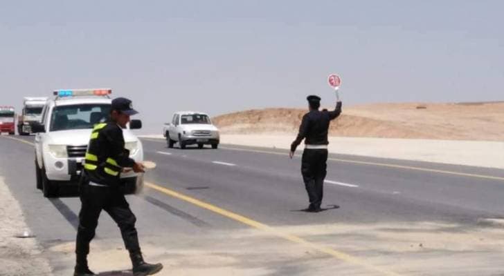 السيطرة على مركبة تعطّل فيها مثبت السرعة على الطريق الصحراوي بدون إصابات