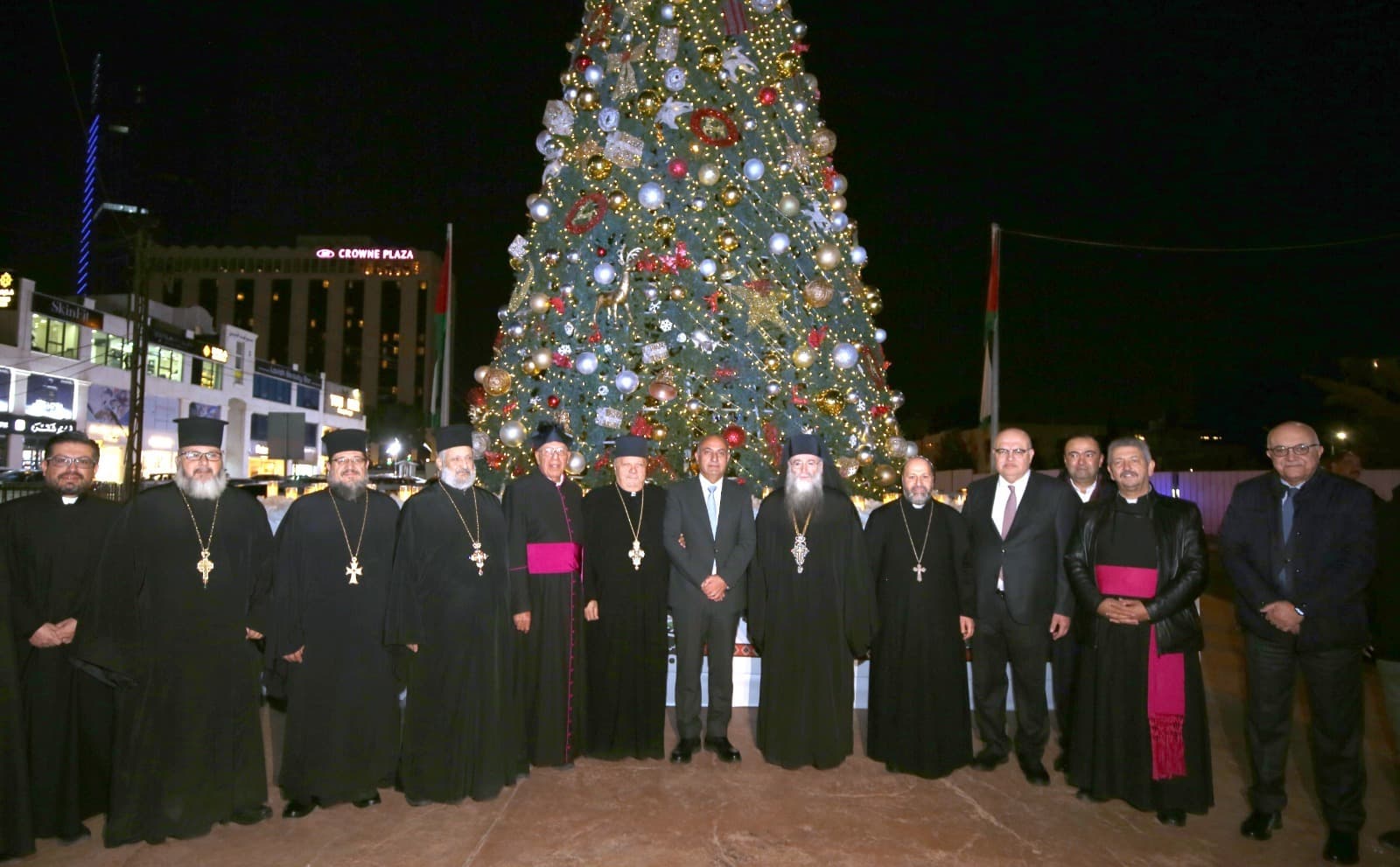 الشواربة يُضيء شجرة عيد الميلاد في الدوار السادس