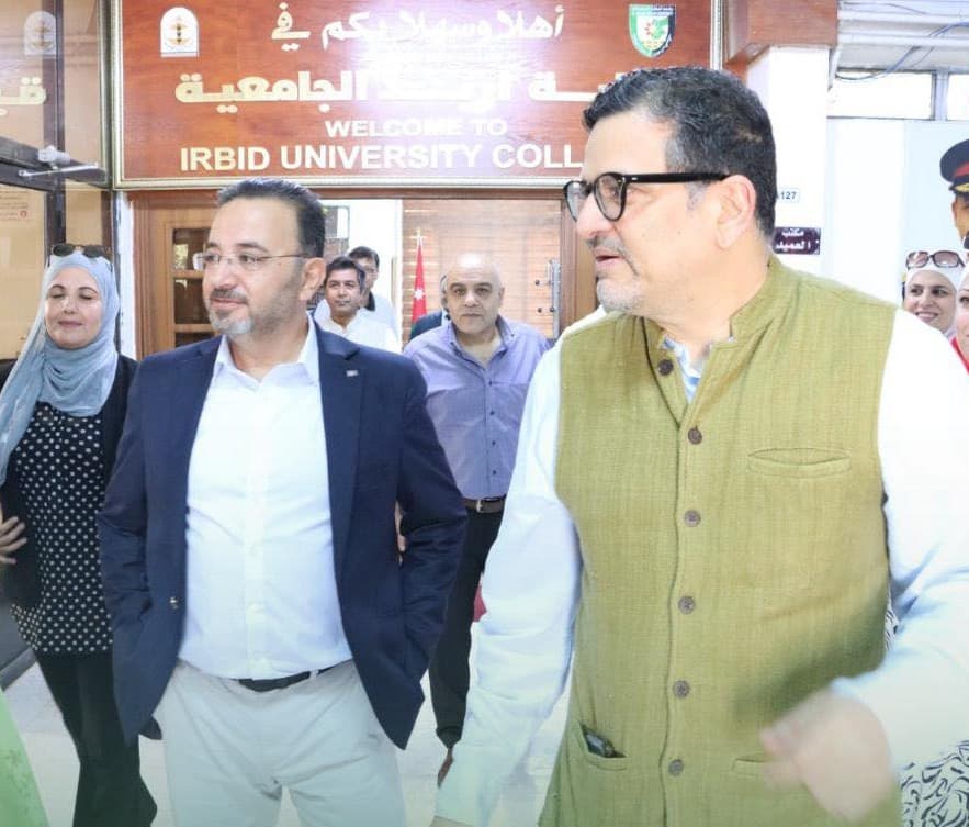 كلية إربد الجامعية تطلق مبادرة (بيئة خضراء) بزراعة 50 شجرة بالتعاون مع السفارة الهندية
